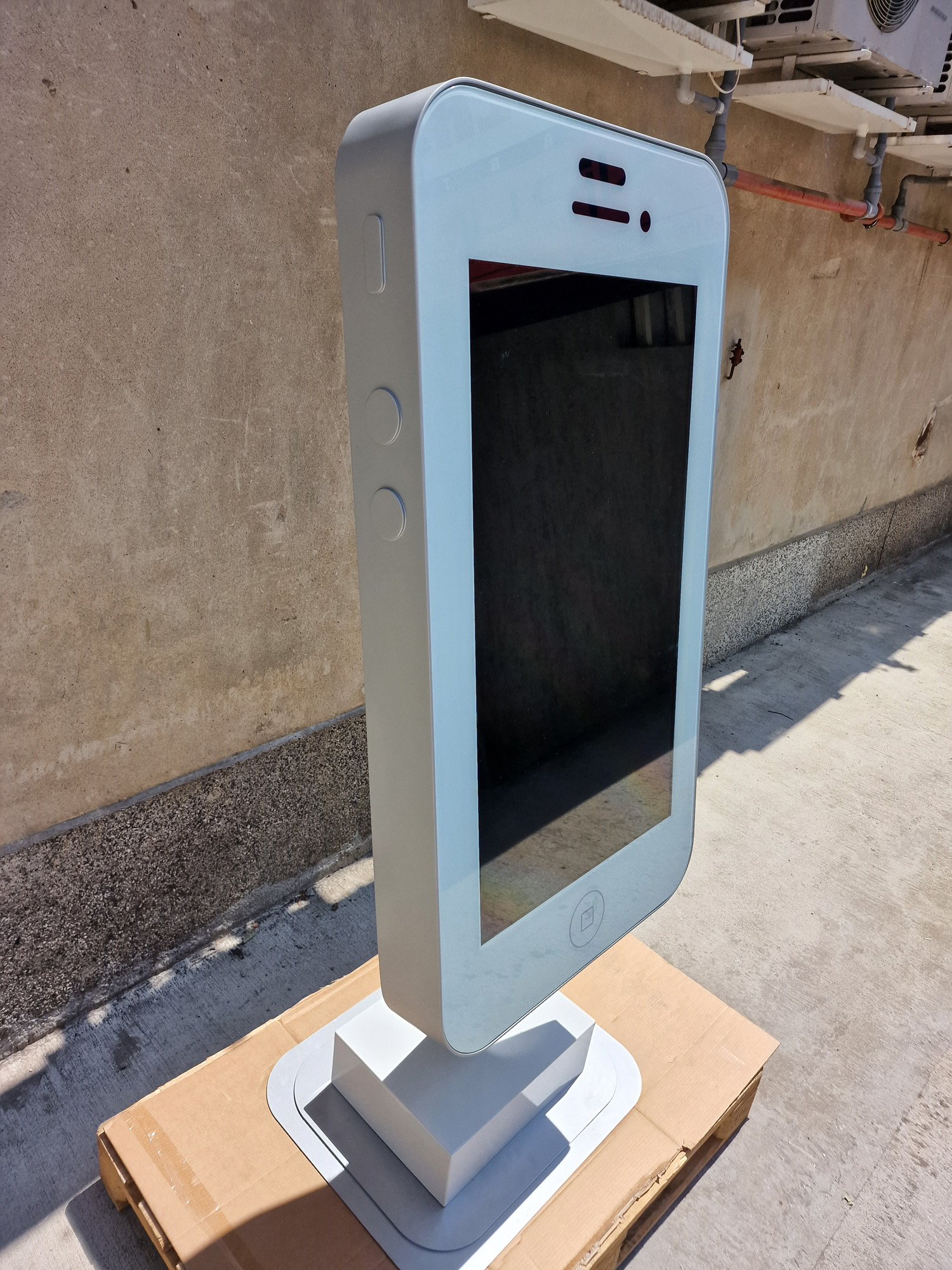 Custom дизайн на интерактивен киоск – смартфон Custom интерактивен киоск, вдъхновен от дизайна на смартфон