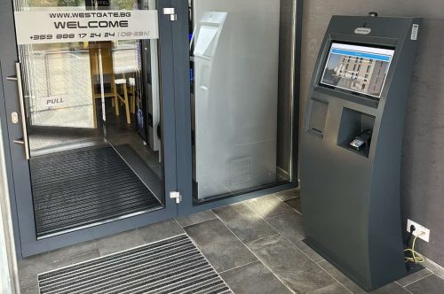 Киоск за самообслужване с фискален принтер и POS терминал
