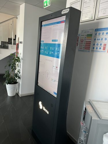 Интерактивен киоск InfoDart в офиса на ROWEB в Питещ