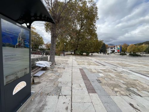 Външен киоск InfoDart SVe552B в центъра на Калофер
